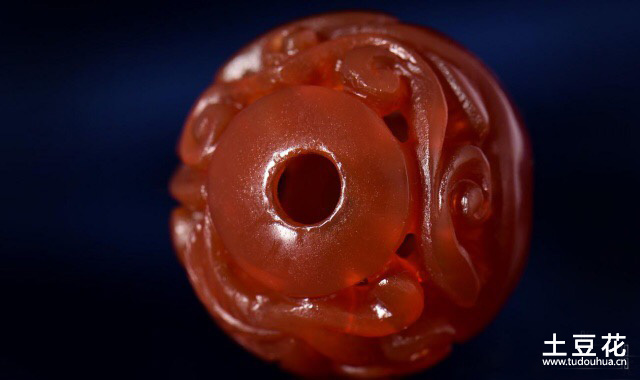 精品老南红玛瑙镂空雕刻珠 圆形老红玛瑙