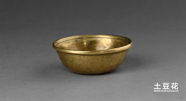 清代黄金铜老水供碗