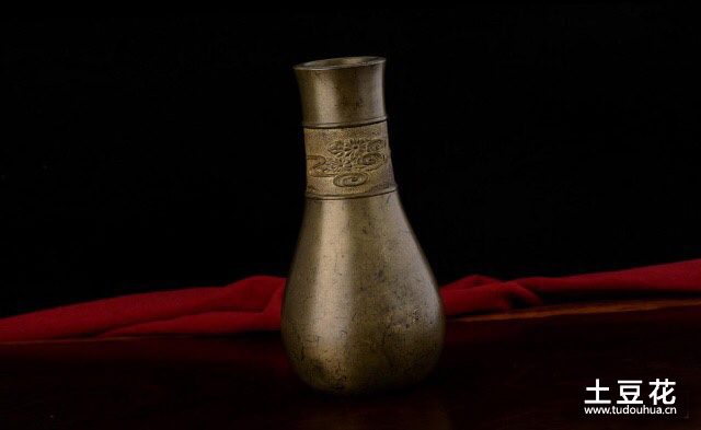 铜质老花瓶