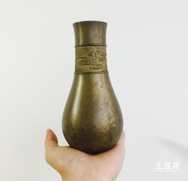 手托铜花瓶对比图