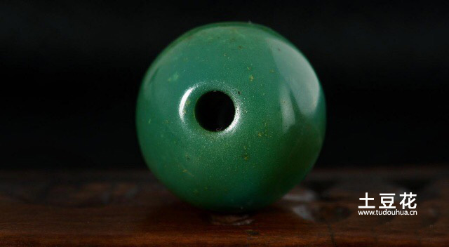 老绿松石包浆完好圆润孔