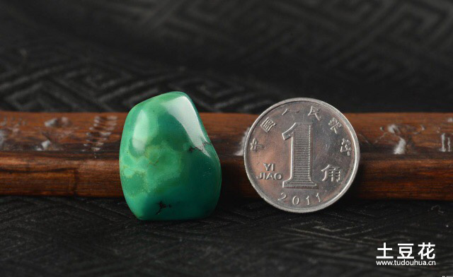 绿松石珠子与一角硬币对比