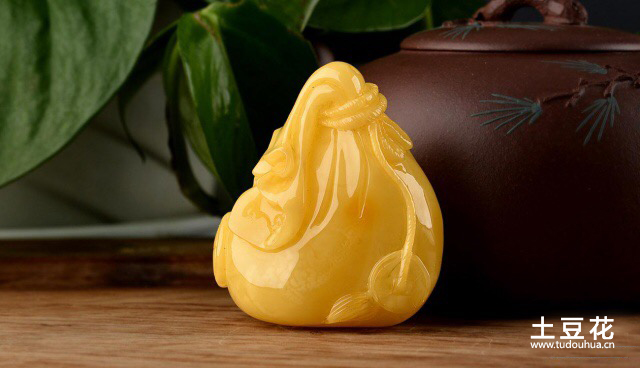 巨版天然鸡油黄蜜蜡雕刻 福袋挂件